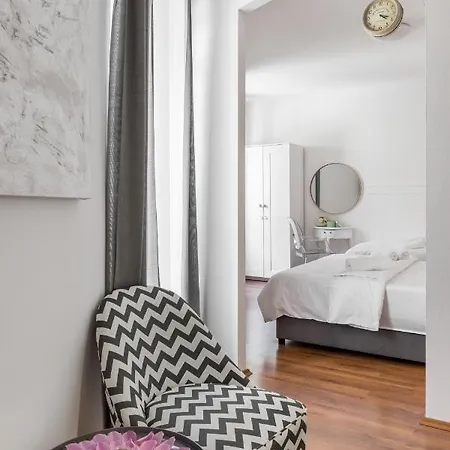 Nana - By Golden Gate, Old Town Apartment Split